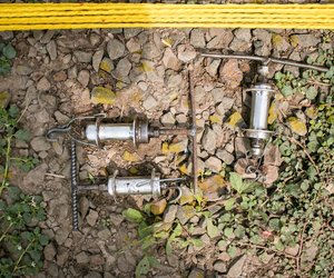 The machine has six small hooks to which the thread bundles are tied, and at the other end are placed these bhorkhadis or a t-shaped levers 