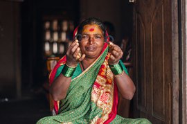 Making bangles from sheep hair in Karadaga