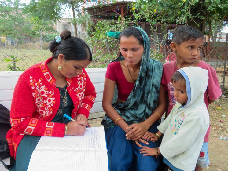 Sangeeta is helped by Jyotsna Damor to file her case at the police station. Sangeeta’s father holding up the complaint of abandonment that his daughter filed. Sarpanch Joga (in brown) has come along for support