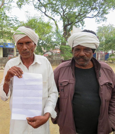 Sangeeta is helped by Jyotsna Damor to file her case at the police station. Sangeeta’s father holding up the complaint of abandonment that his daughter filed. Sarpanch Joga (in brown) has come along for support