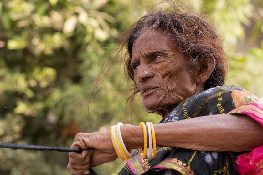 Santra Rajbhoi (left) belongs to the Rajbhoi nomadic community in Gujarat. Women in this community – including Saranga (seated) and Saalu – practice the traditional occupation of rope-making