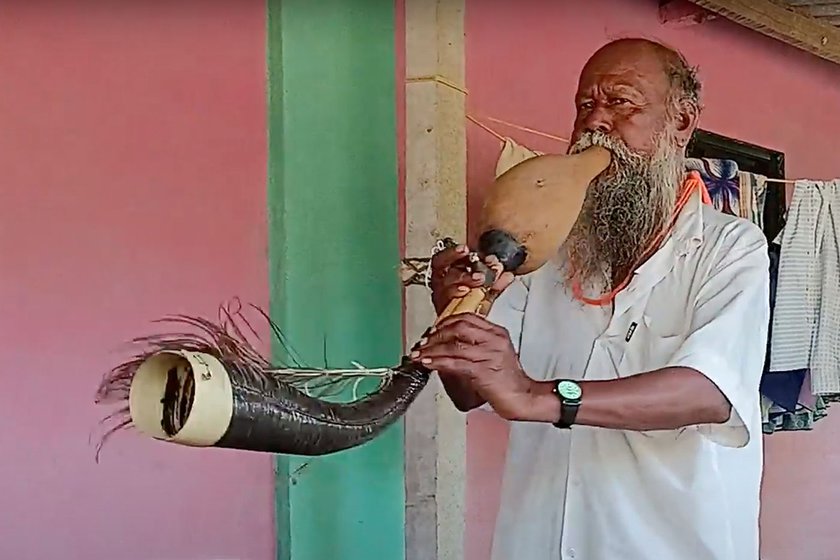 Bhiklya Dhinda’s father Ladkya taught him to play and make tarpa from dried palm toddy tree leaves, bamboo and bottle gourd. ‘It requires a chest full of air. One has to blow in the instrument and also make sure that your body has enough air to breathe,’ says Bhiklya baba