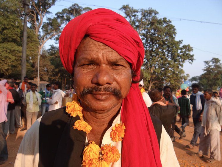 Rampyari loves wearing a red turban when he goes to haats, melas and madais