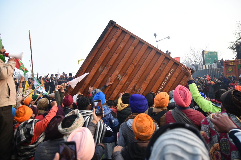 Around 7:45 a.m. at the Singhu border. A group of farmers break down barricades and wagons before starting their tractors along the parade route. The breakaway groups launched their ‘rally’ earlier and breaking the barricades caused confusion amongst several who thought this was the new plan of the leadership.