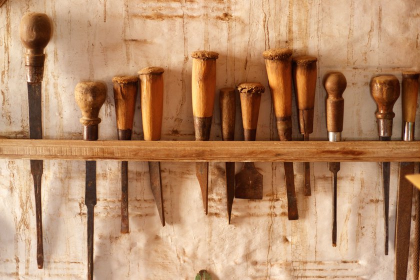 Right: Traditional equipments at Anoparam’s workshop. From left to right - pechkas (two) , naiya (four), a chorsi , binda (two), two more pechka s, a file and a marfa