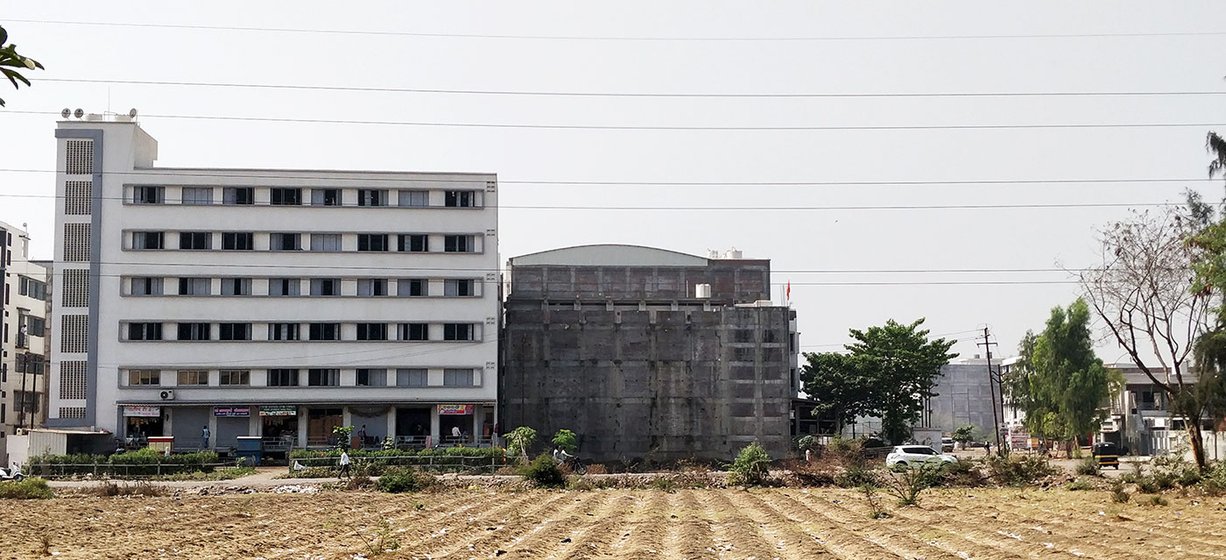 The newly constructed powerloom units in Surat have no windows, no scope for any ventilation. Inside these units are hundreds of workers, clocking in 12 hour shifts. 