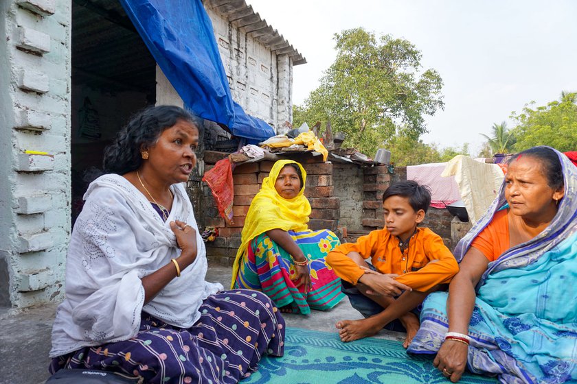 Kohinoor aapa interacting with beedi workers in her home.