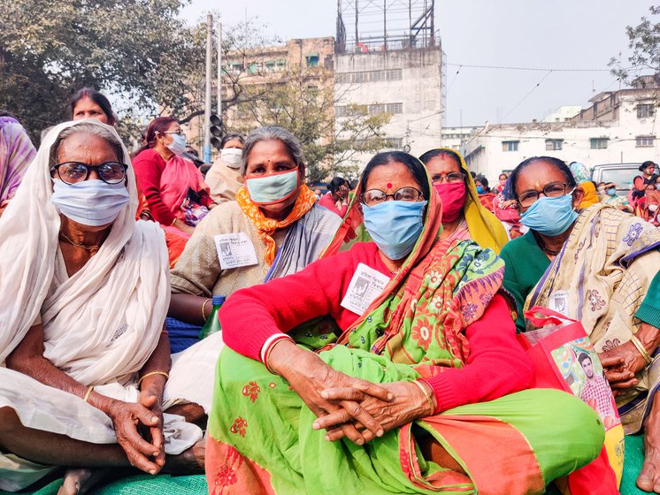 Ranjita Samanta (left) presented the resolutions passed at the session, covering land rights, PDS, MSP and other concerns of women farmers such as (from left to right) Durga Naiya, Malati Das, Pingala Putkai (in green) and Urmila Naiya