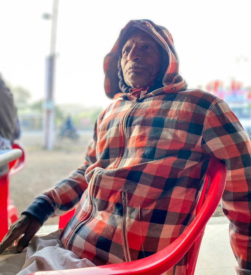 Narayan Gaikwad, 72, of Jambhali village in Shirol taluka of Kolhapur district, says “Until there is a revolution, farmers will not prosper." He owns three acres of land where he grows sugarcane. “We are going to Delhi not only for our Punjab farmers but also to protest against the new laws,” he adds. “In our village we need a lot of water for the sugarcane farms, but the electricity supply is only for eight hours.” On four days of the week the village has electricity during the day, and for three days at night. “It gets very difficult in winter to water the sugarcane fields at night and we are unable to cultivate,” Gaikwad says. 

