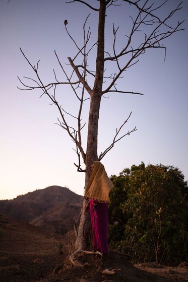 Pallavi and Girish are agricultural labourers in Nandurbar; Pallavi's untreated uterine prolapse makes it hard for her to take care of their daughter

