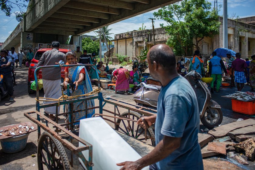 Right: Kavitha and Anbu Raj bringing a load to vendors under the bridge