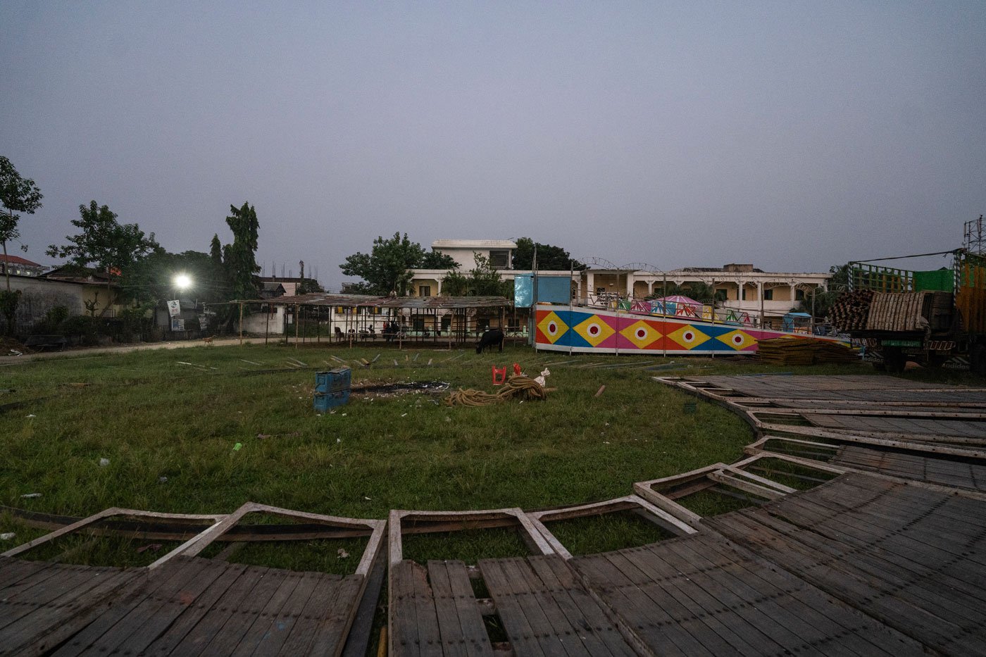 The wooden panels that make the wall of the ‘well’, laid out in the fair-ground. They are hoisted 20 feet up on an almost perpendicular 80 degree incline