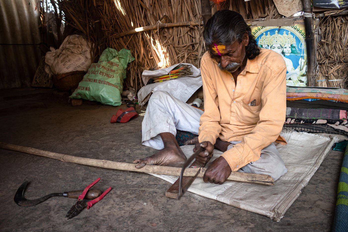 After collecting all the raw materials, the first step is to cut a sagwan (teak wood) log with an aari (saw)