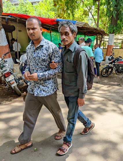 When Archana goes through her four-hour long dialysis treatment, sometimes Dnyaneshwar steps outside the hospital