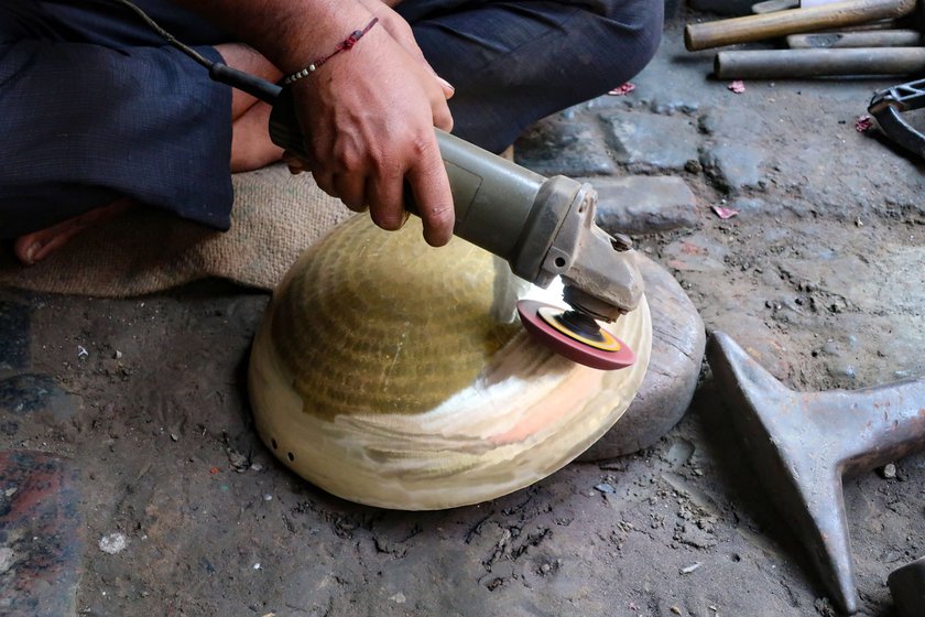 Sunil Kumar then uses the grinder to give a golden hue