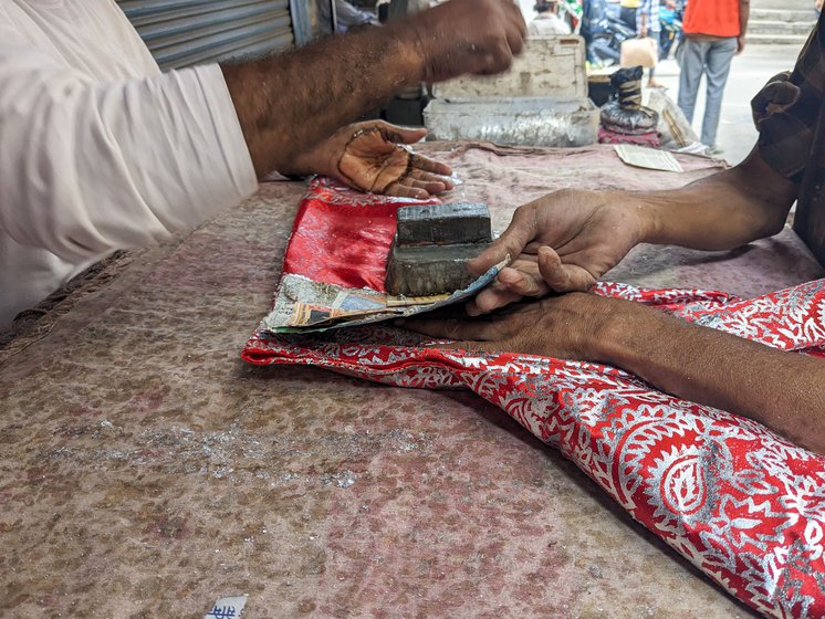 Mohammad Reyaz (wearing glasses) works as a chhapa karigar in Pappu’s shop. He is also a plumber and a musician and puts these skills to use when chhapa work is not available