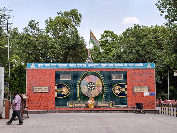 Left: The large mural at the entrance of Nigam Bodh Ghat. Right: A garland of marigold flowers and dried bananas left on the ashes after cremation