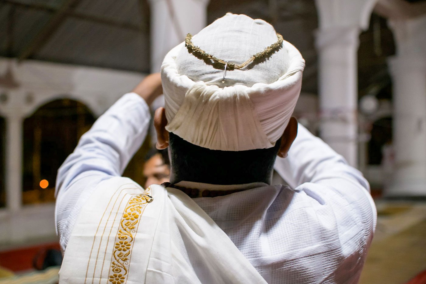 A chain of bakul flowers (Indian Medlar) adorns the paag of gayan Samudra Hazarika. It is part of the traditional attire worn by performers