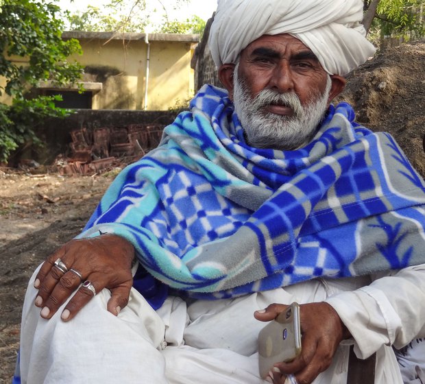 Mashrubhai Rabari (right) has been coordinating between the lawyers, police and family members of the arrested Kachchhi herders. A  community leader from Wardha, Mashrubhai is a crucial link between the Rabari communities scattered across Vidarbha