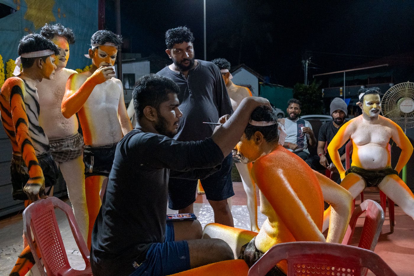 Sandesh Shetty paints Ashwith Poojari ahead of the performance. Ashwith and his teammates are from the Yuva Tigers Manchi who fund pili vesha celebrations throughout the year in Manipal, Udupi