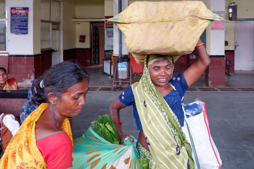 On the train, Geeta and Sakuni Devi talk about farming. Geeta owns 2.5 acres of land where she cultivates paddy and maize during the monsoons and wheat, barley and chickpeas during winter. Sakuni Devi owns around an acre of land, where she farms in both kharif and rabi seasons. While they chat, they also start making the donas