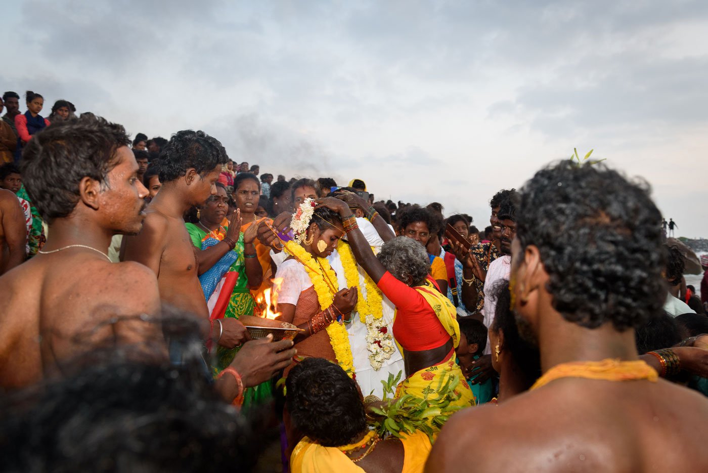 Jayaram ties the sacred thread around Nandhini’s neck during the wedding and a woman believed to be possessed by the amman blesses them