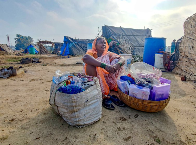 Yallubai sells combs, hair accessories, artificial jewellery, aluminium utensils in villages in Kolhapur district of Maharashtra