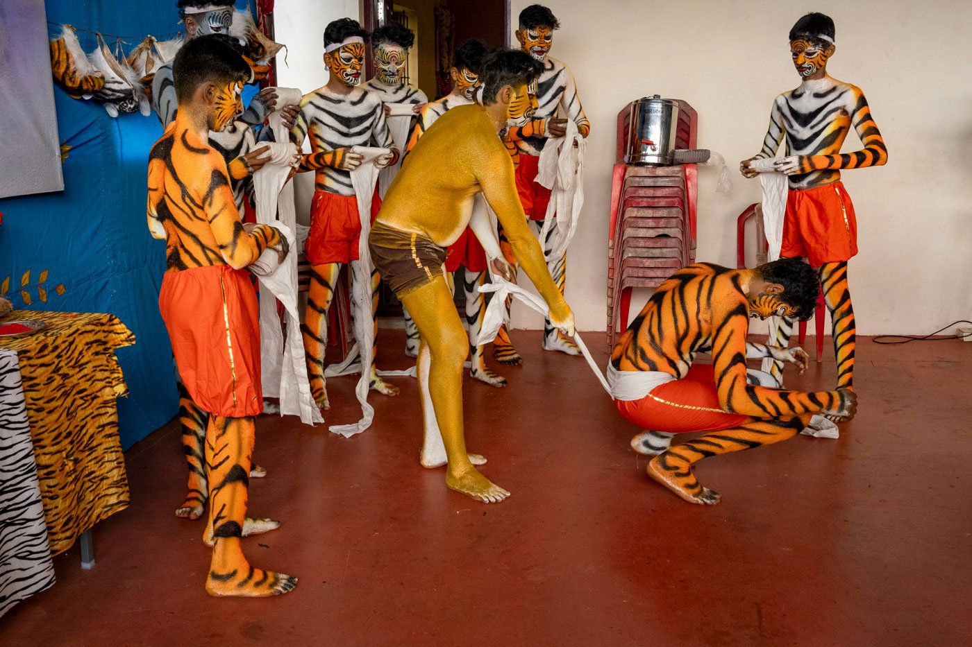 The long white cloth – jatti in Tulu – is tied through the waist for balance and support during lengthy performances. The jatti also keeps the costume intact during stunts