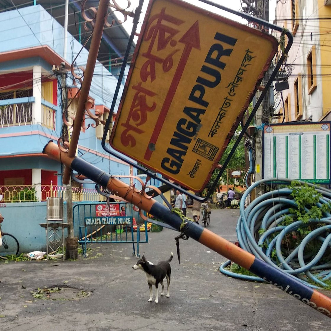 Many tiny shops and tin-roofed structures were ripped apart too along this street and in other places, innumerable houses collapsed, telecom connectivity was lost, and electric poles were torn out in the flooded streets.

