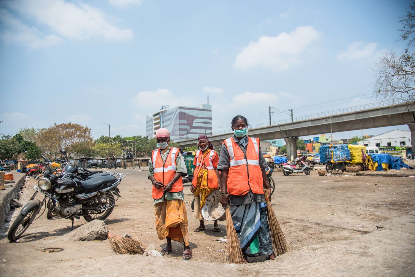இந்தியாவில் பணியில் ஈடுபட்டுள்ள தூய்மைப் பணியாளர்கள் (கோப்புப் படம்)