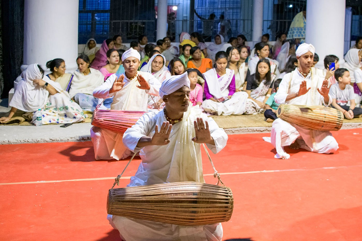 The style of performing differs across satras on the basis of the number and types of taal, maan, raga and mudra