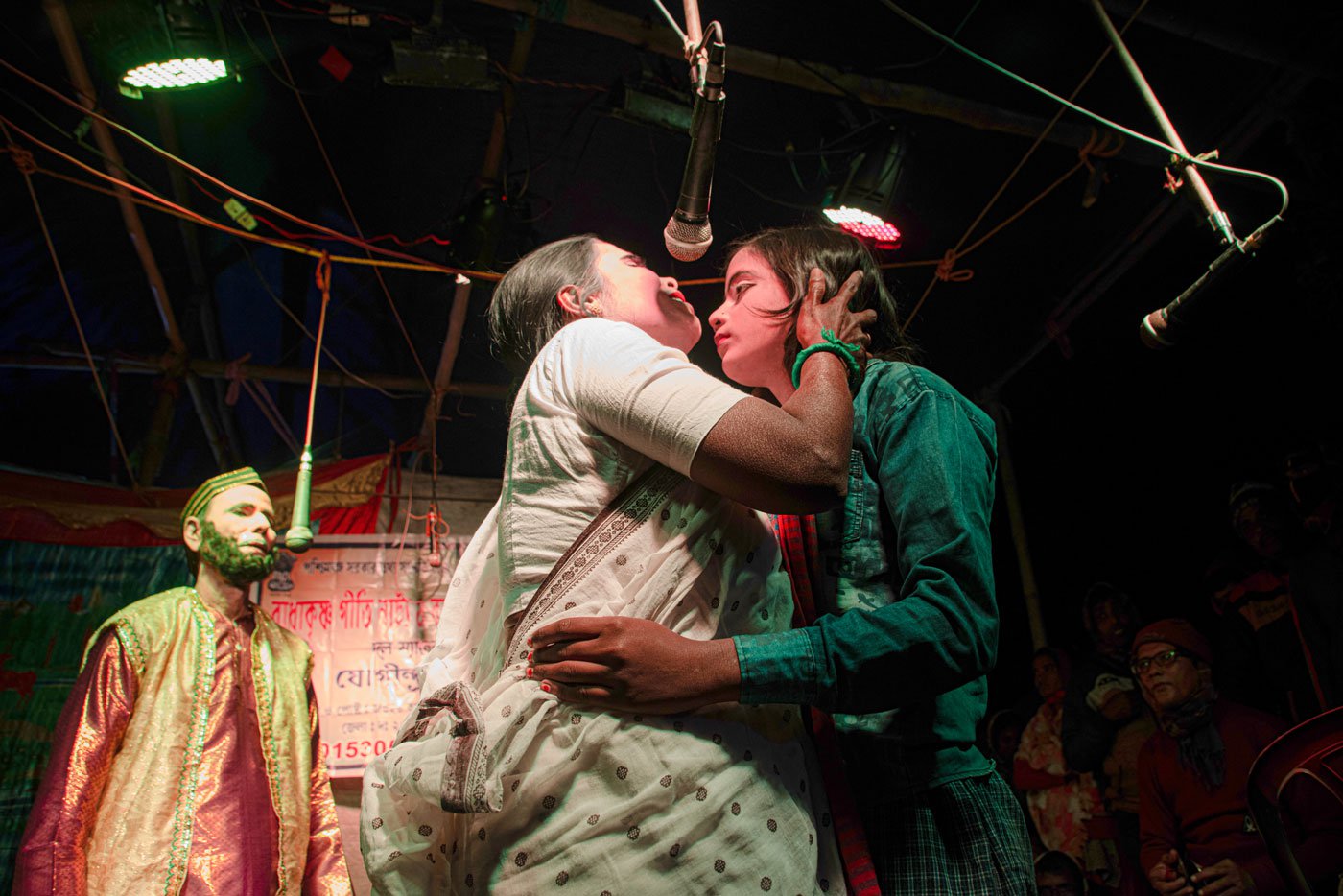 Bibijaan bids farewell to her son, Dukhey as he accompanies Dhana, a businessman into the forest to learn the trade of collecting honey. Many in the audience are moved to tears at this scene