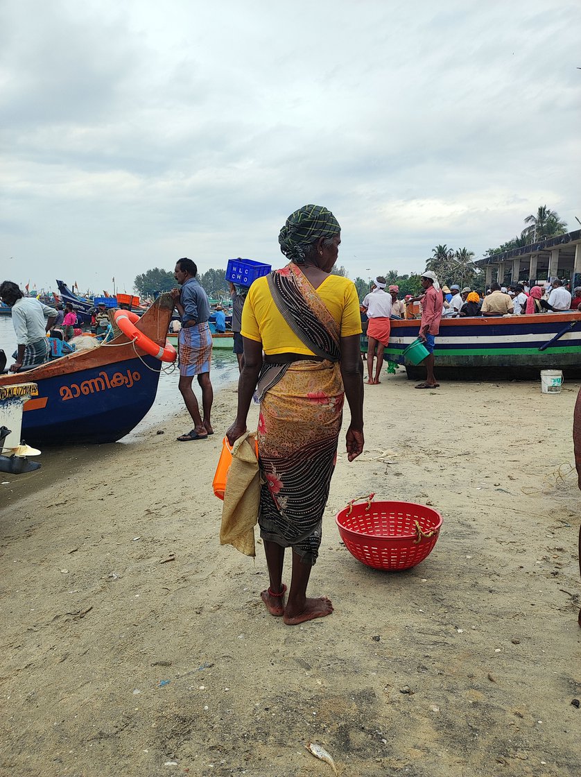 Loaders use a plastic basket and theruva , a small round shaped flat bundle of cloth or rope covered with plastic sheet, for their work of loading and unloading