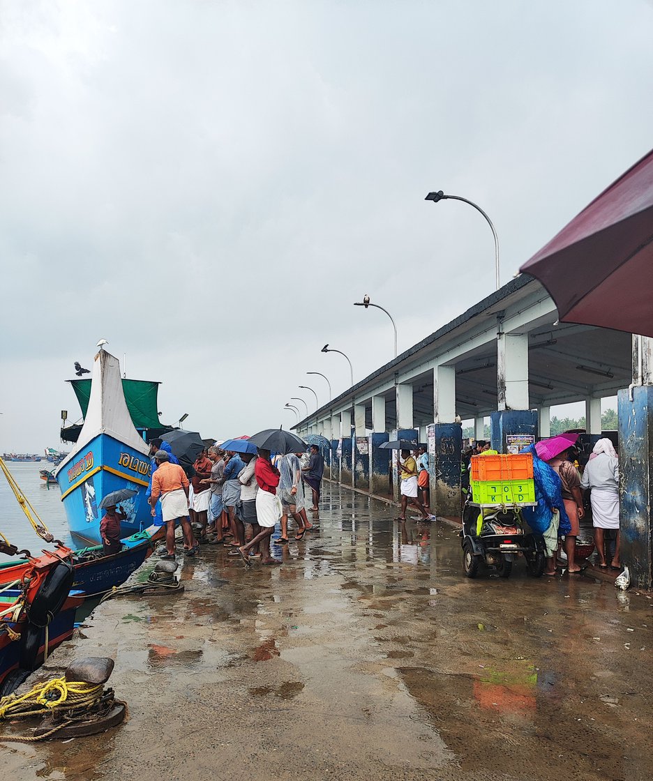 Loaders use a plastic basket and theruva , a small round shaped flat bundle of cloth or rope covered with plastic sheet, for their work of loading and unloading