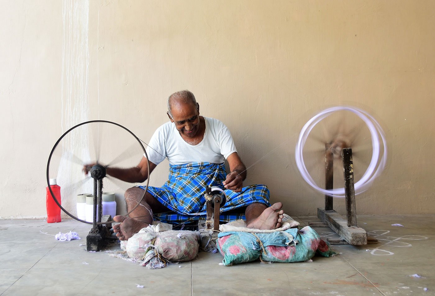 Balakrishna Kuppuswamy spinning cotton thread on a charkha