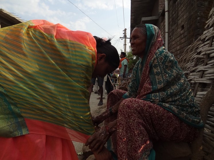 Vaishali, the nominee of the Prahar Janshakti Paksha, a local political party, is campaigning in Yavatmal-Washim