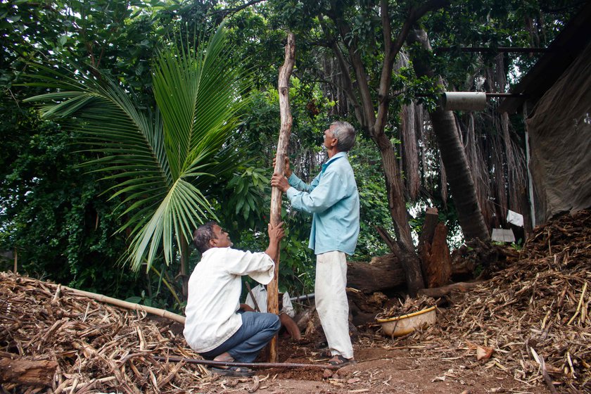 Right: Ashok Bhosale (to the left) and Vishnu Bhosale mounting a medka