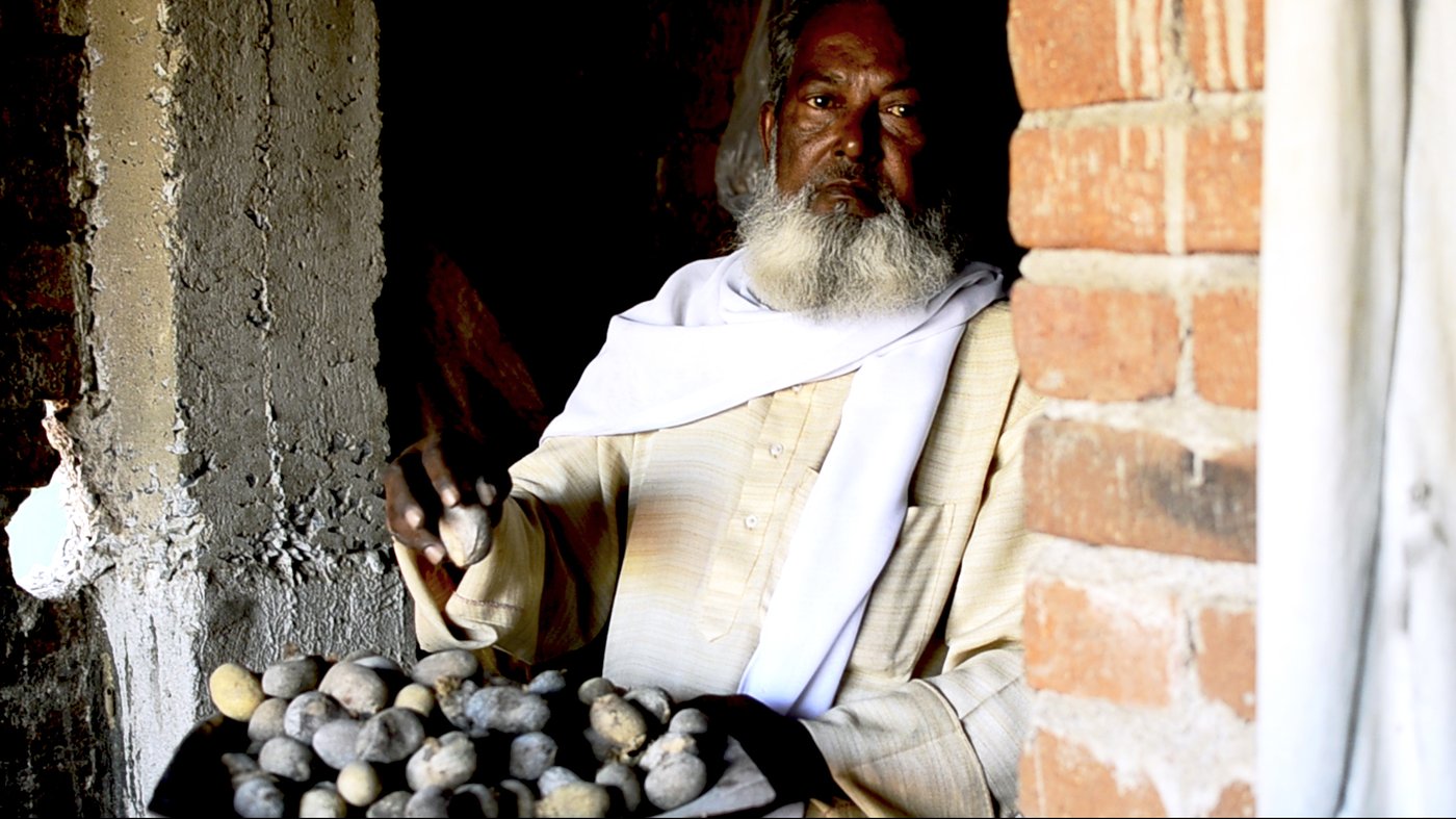 The old weaving skills of Banka district, Bihar, are vanishing due to low returns, poor state support and cheaper imports. Only a few families in Katoria village still weave. This film features some of them