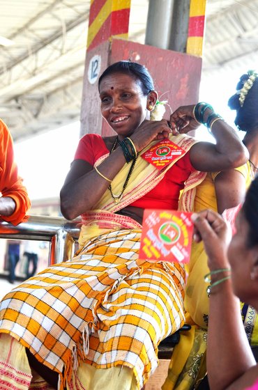 Meena Barse Kom at Dahanu station