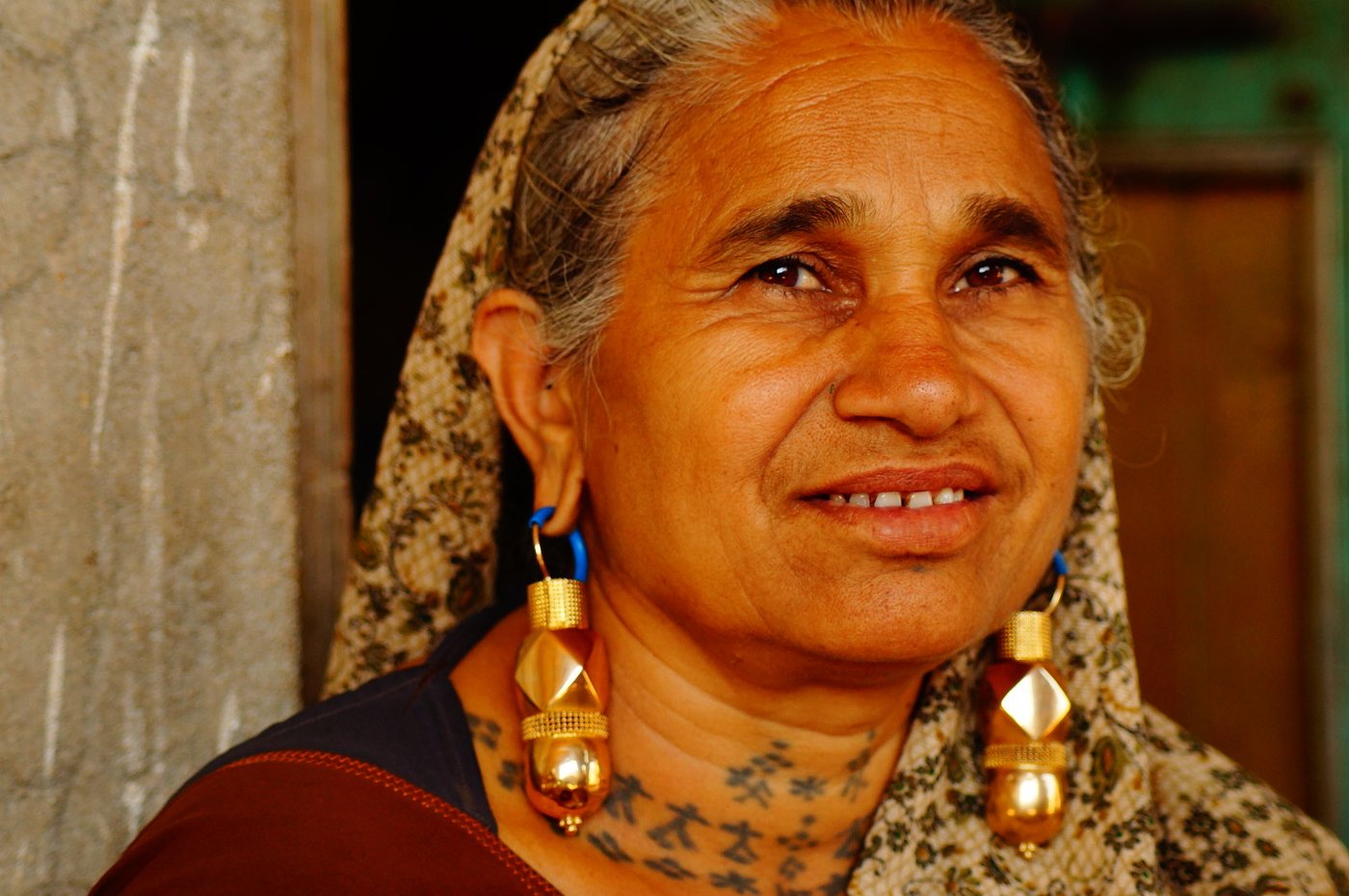 The big gold beaded earrings worn by Rudhiben